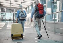 due anziani in aeroporto che partono per le vacanze