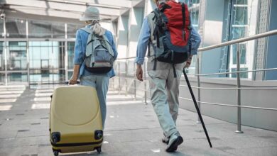 due anziani in aeroporto che partono per le vacanze