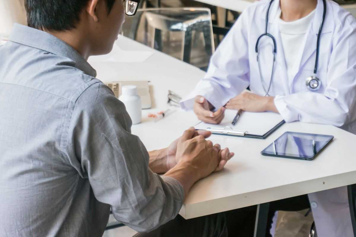 uomo che va dalla dottoressa per una visita medica