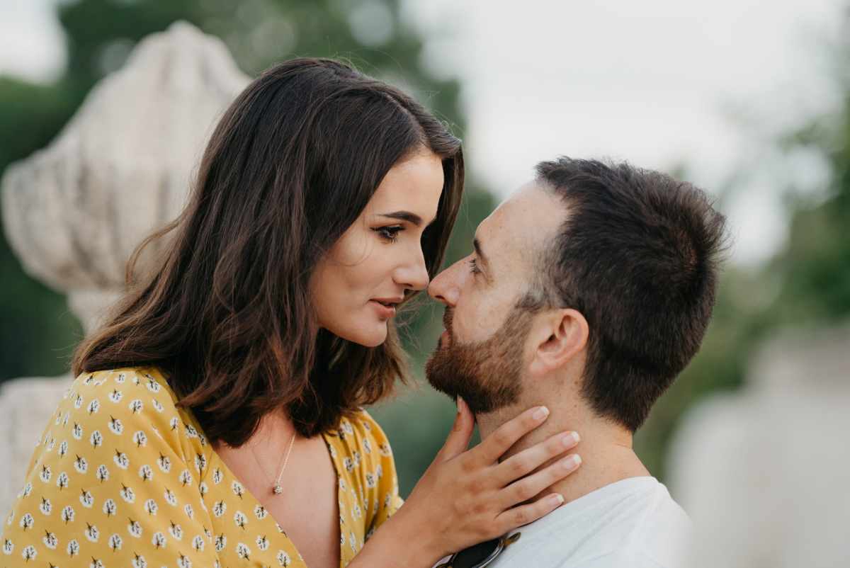 una coppia sta per baciarsi