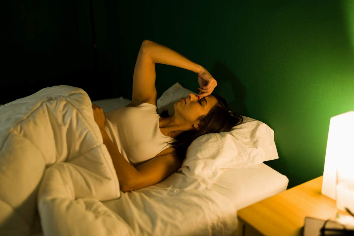 una donna si risveglia durante il sonno notturno