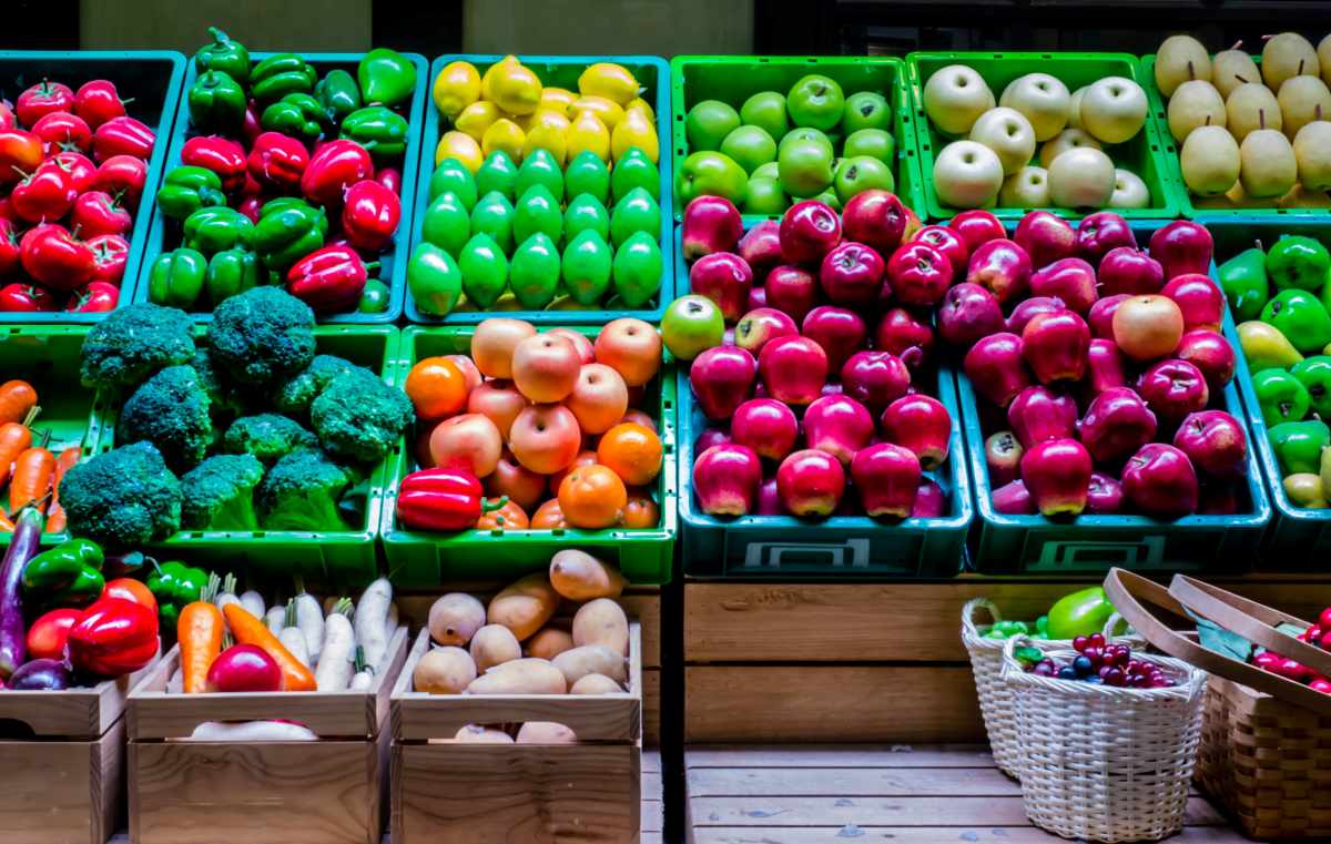 un banco di frutta e verdura al supermercato