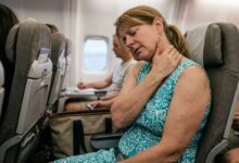 donna in aereo che mette in pratica esercizi anti-gonfiore per riattivare la circolazione sanguigna