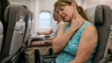 donna in aereo che mette in pratica esercizi anti-gonfiore per riattivare la circolazione sanguigna