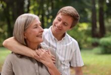 un figlio abbraccia la madre