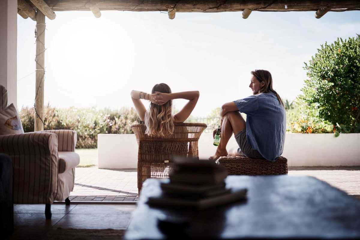coppia che si rilassa si una terrazza in vacanza