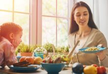 donna che cena con la figlia al tramonto in casa
