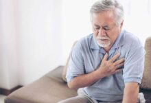 uomo con dolore al petto che ha fibrillazione atriale in estate