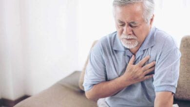 uomo con dolore al petto che ha fibrillazione atriale in estate