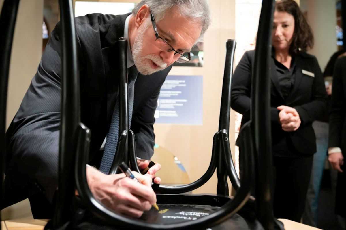Come molti Premi Nobel prima di lui, Gregg Semenza autografa una sedia durante l'incontro dei Premi Nobel del 2019 presso il Museo del Premio Nobel