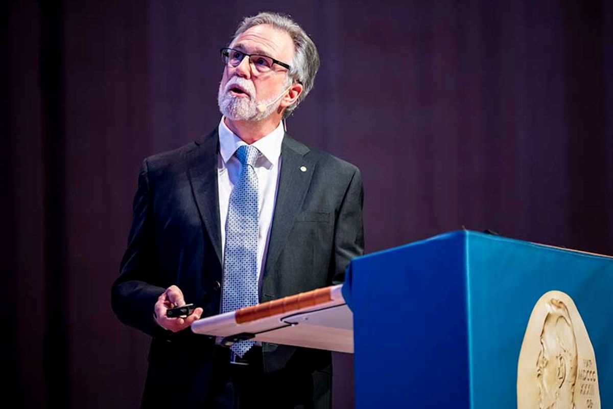 Gregg Semenza tiene la sua Nobel Lecture "Hypoxia-Inducible Factors in Physiology and Medicine"il 7 dicembre 2019 presso l'Aula Medica del Karolinska Institutet a Stoccolma