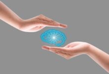 foto creata dall'IA di due mani che proteggono il cervello