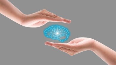 foto creata dall'IA di due mani che proteggono il cervello