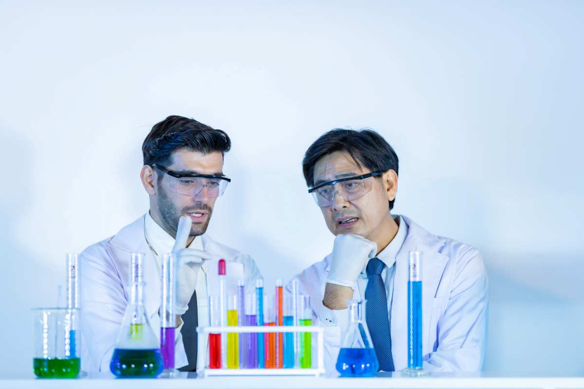 due scienziati analizzano provette