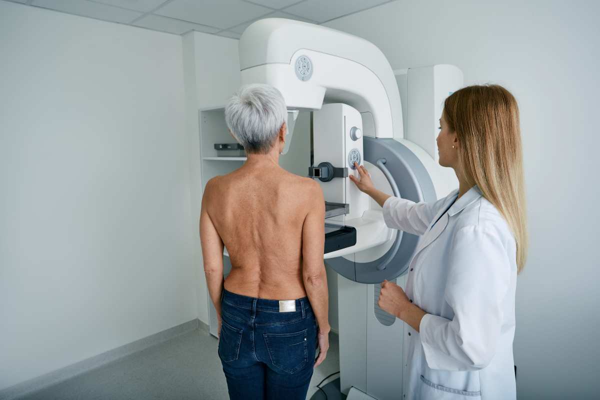 una donna si sottopone a una mammografia