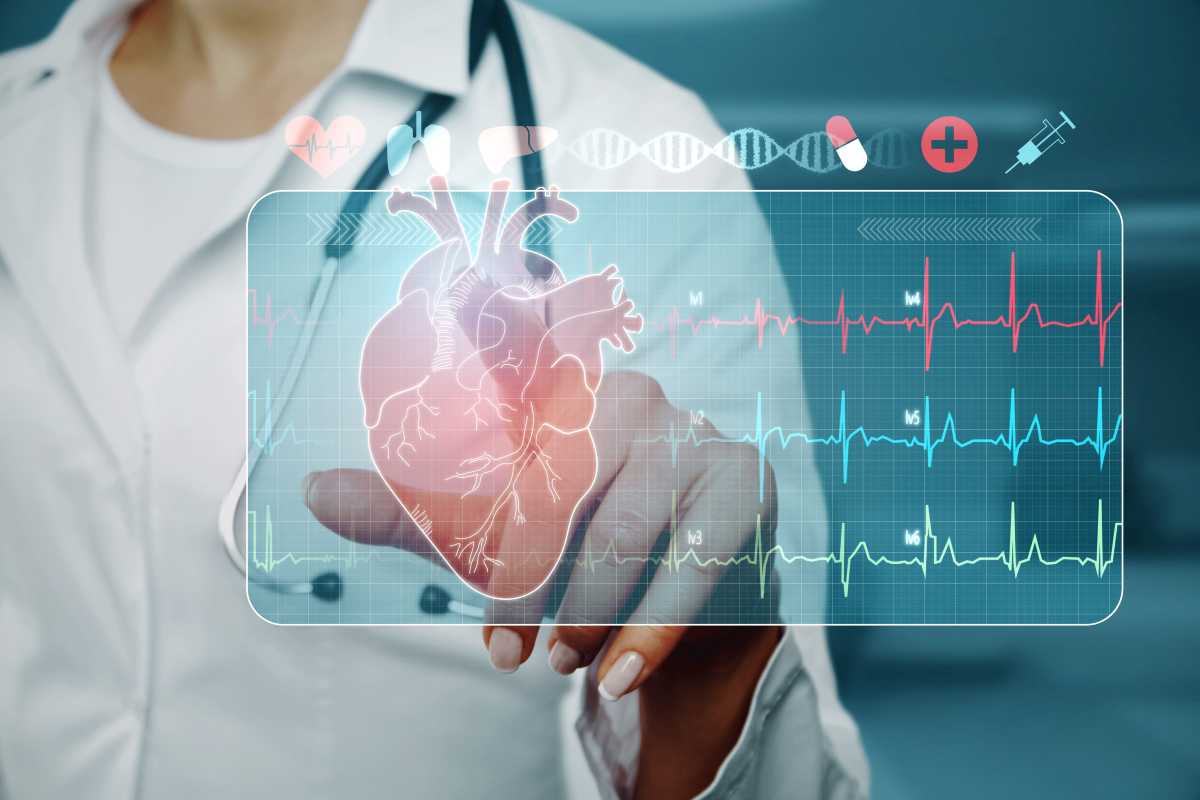 un medico digita sui valori del cuore di un paziente