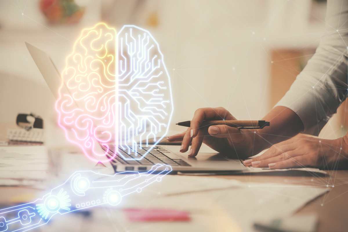 un uomo lavora al computer con un immagine sovraimpressa di un cervello