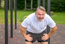 un uomo si prende una pausa durante un allenamento al parco