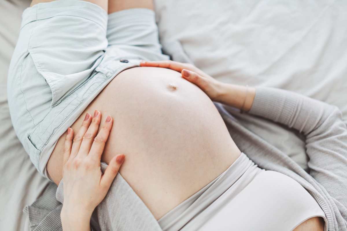 una donna incinta sdraiata sul letto