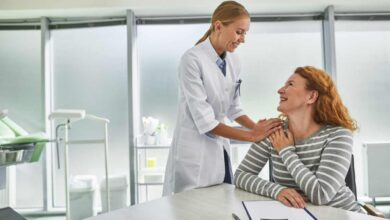 una donna in menopausa sorride al medico