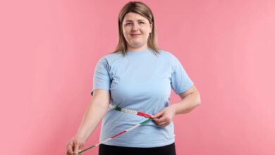una donna curvy con un metro da sarta come cintura