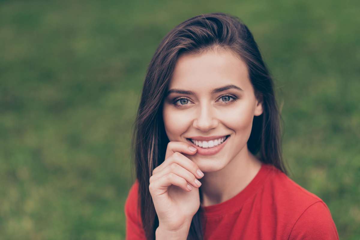 una ragazza con un bel sorriso