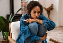 ragazza che scopre di essere incinta ma pensa all'aborto