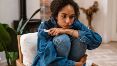 ragazza che scopre di essere incinta ma pensa all'aborto