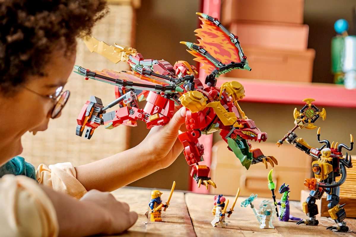 bambino che gioca con il lego Ninjago - Mech drago mutaforma di Wyldfyre