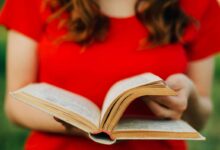 una ragazza sfoglia un libro