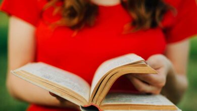 una ragazza sfoglia un libro