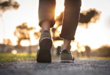 primo piano su due scarpe da ginnastica