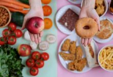 comparazione tra cibi sani, con frutta e verdure, e cibi poco sani, con dolci e alimenti salati