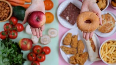 comparazione tra cibi sani, con frutta e verdure, e cibi poco sani, con dolci e alimenti salati
