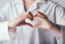 donna che mima il gesto del cuore