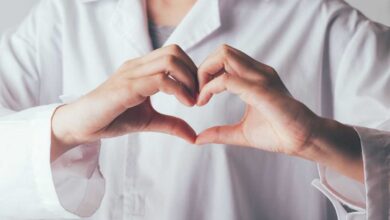 donna che mima il gesto del cuore