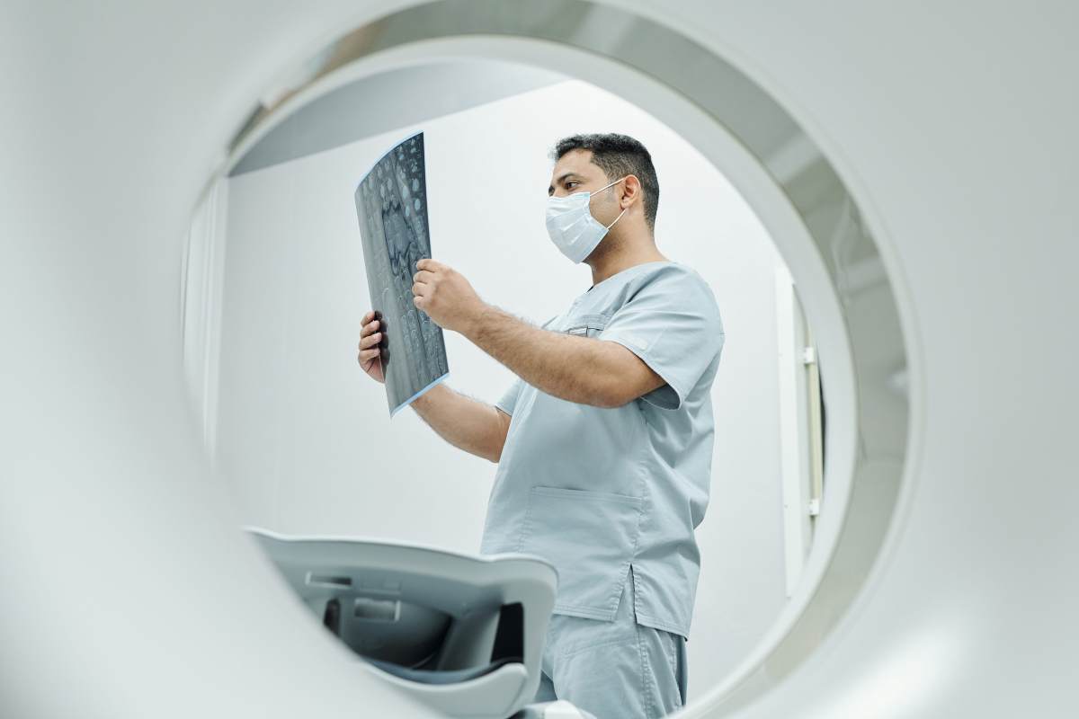 un medico controlla delle lastre