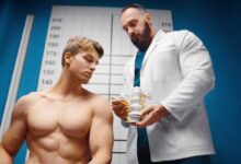 un medico spiega l'intervento di decompressione lombare a un paziente