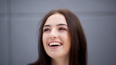 una ragazza con un bel sorriso