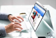 un uomo cerca notizie digitando sulla tastiera di un pc