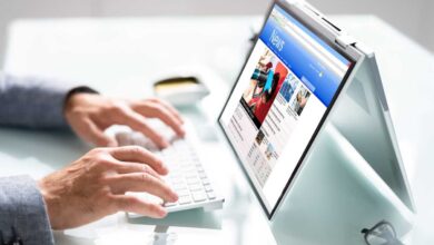 un uomo cerca notizie digitando sulla tastiera di un pc