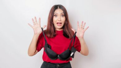 una donna spaventata con in mano un reggiseno