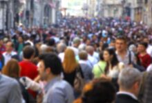molte persone in una piazza di Roma