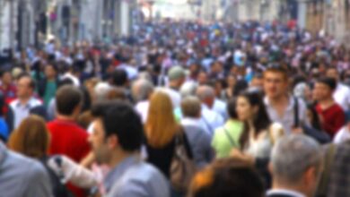 molte persone in una piazza di Roma