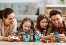 genitori che giocano con le figlie coi lego