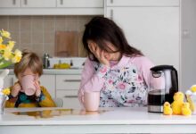una mamma stremata a colazione con il figlio