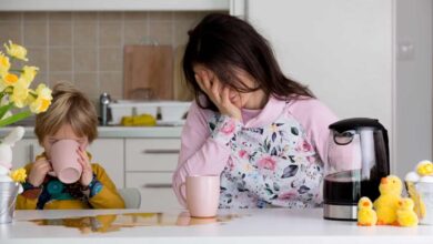 una mamma stremata a colazione con il figlio