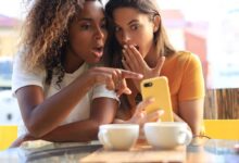 due ragazze che guardano il telefono dopo aver letto un gossip