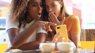 due ragazze che guardano il telefono dopo aver letto un gossip
