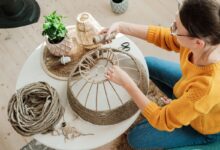 donna che si dedica all'hobby manuale di confezionare una lampada vintage